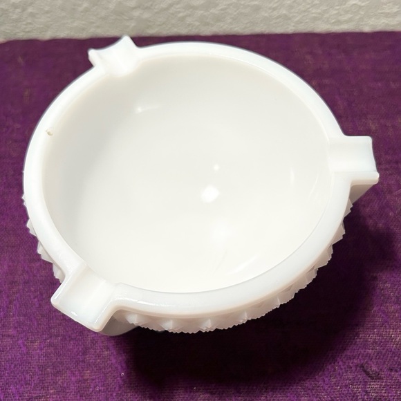 VINTAGE WESTMORELAND? ROUND HOBNAIL FOOTED WHITE MILK GLASS ASHTRAY SALSA DISH - Picture 4 of 7